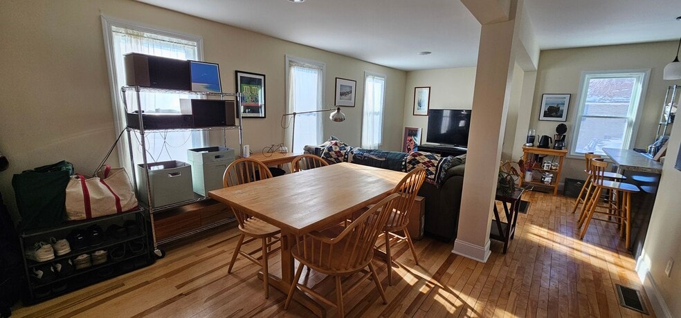 Building Photo - 389 E Allen St