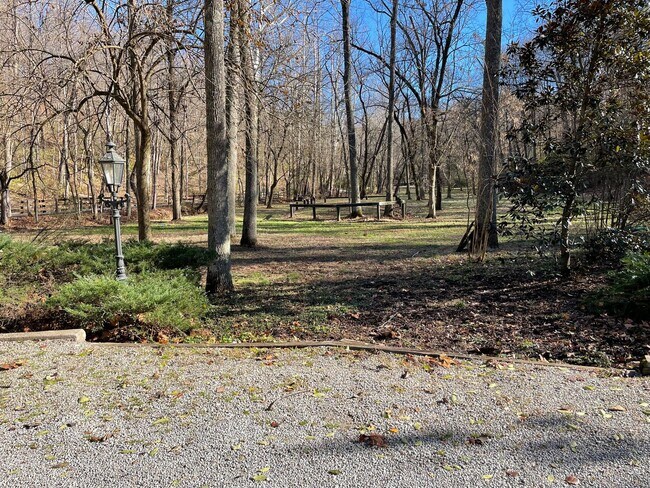 Building Photo - Glenview Hills HUGE 3 Bedroom 2.5 Bath Hom...