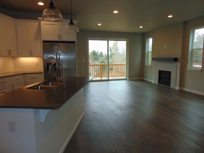 Building Photo - Beautiful 4 Bedroom Contemporary Luxury Ho...
