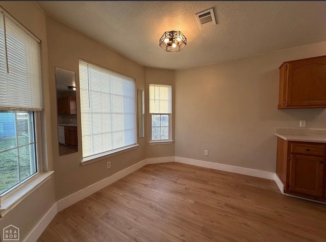 Building Photo - 326 Robinson St