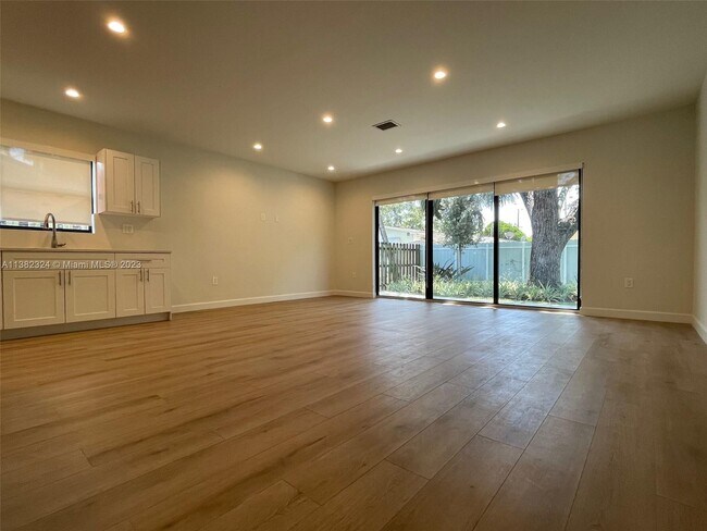 Building Photo - 4736 NW 15th Ct