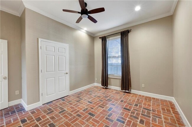 Building Photo - 305 N Jackson St