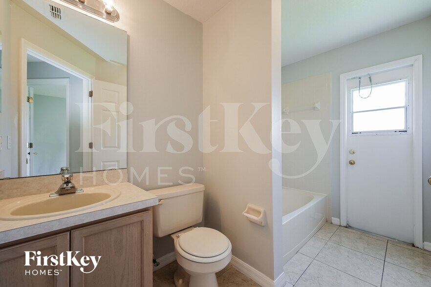 Building Photo - 827 Massy Ct