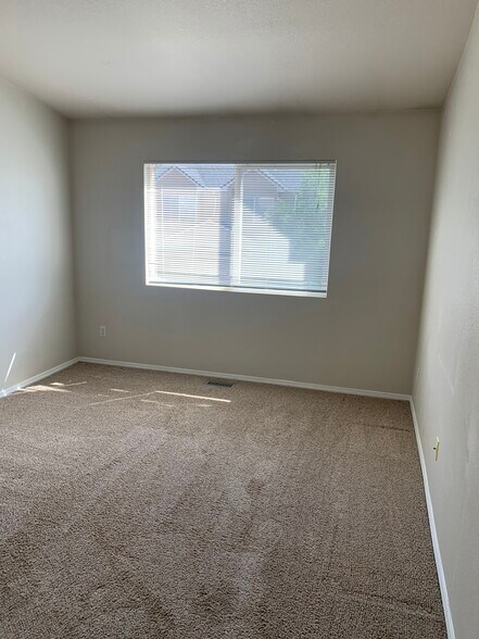 1st bedroom - 2232 Golden Gate Grv