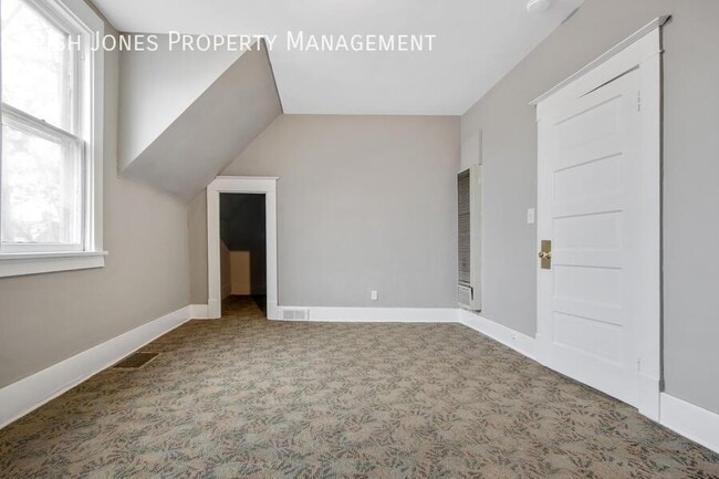 Building Photo - 175 Freund St