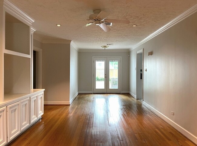 Building Photo - 835 W 41st St