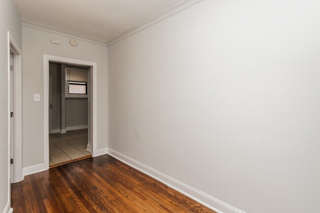 Building Photo - 6913 S Paxton Ave