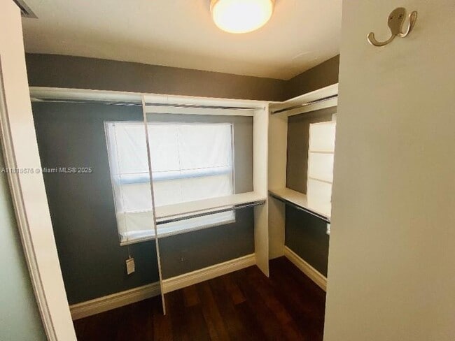 Building Photo - 828 SW 43rd Ave