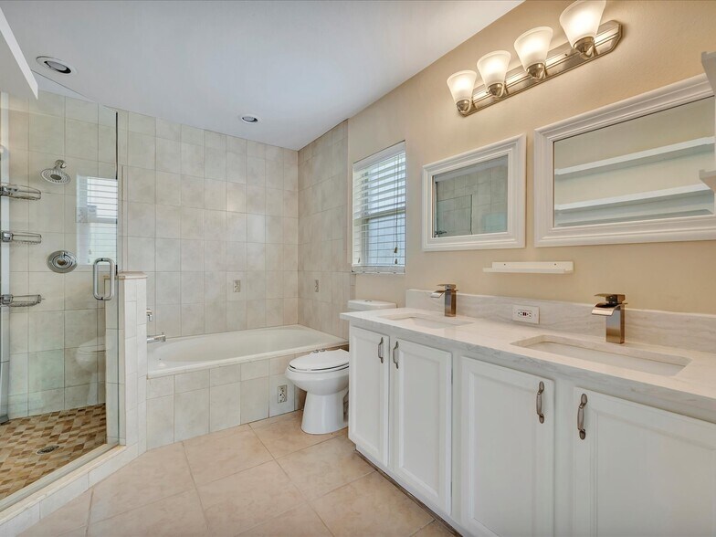 Master bath - 5105 39th St W