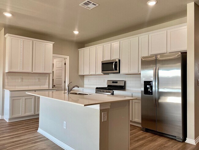 Building Photo - 4 Bed 2 Bath, w/Office in Deer Creek Schools