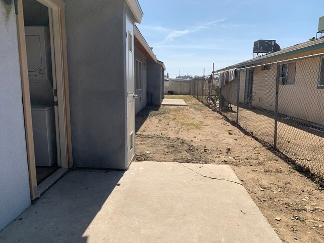 Building Photo - 2509