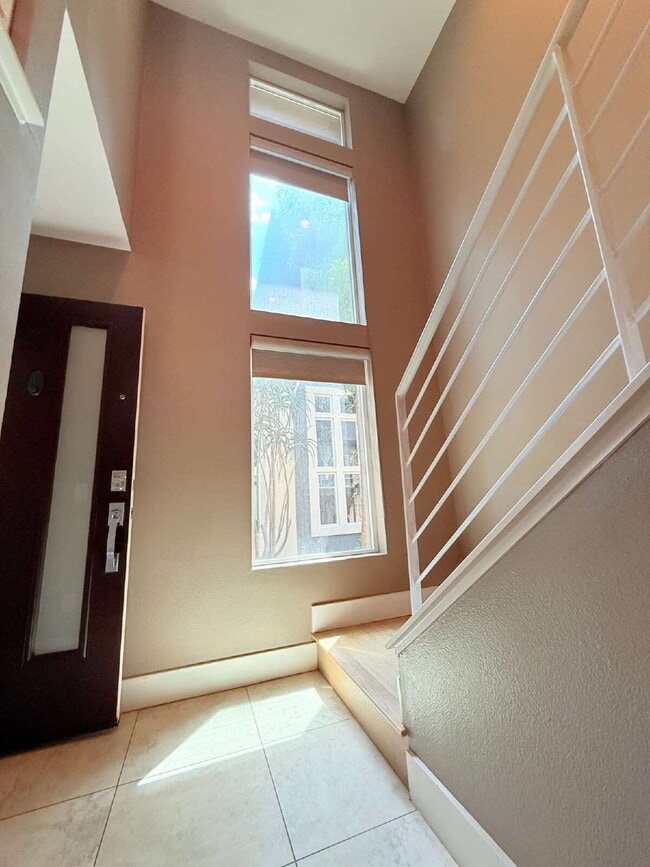 Building Photo - Modern Comfort Awaits: Spacious 3-Bed, 3.5...
