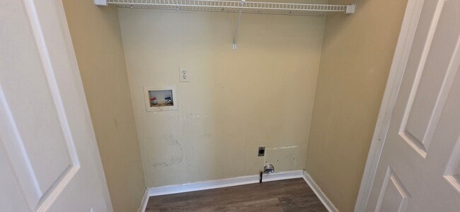 Building Photo - Townhome-New LVP Flooring throughout
