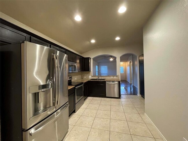 Building Photo - 807 Alamo Plaza Dr