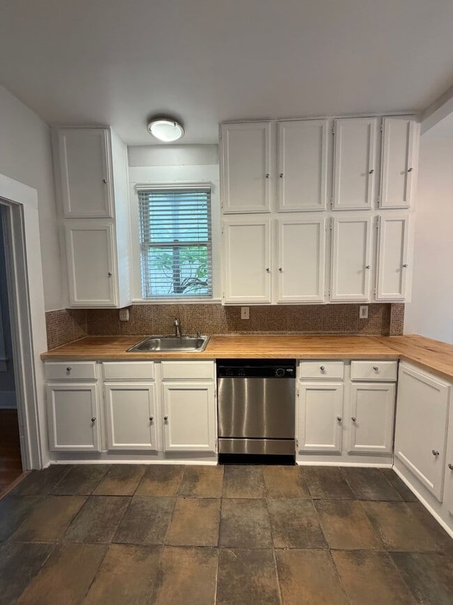 Building Photo - Stylish 2/2 Bungalow with Modern Kitchen & Spacious Backyard