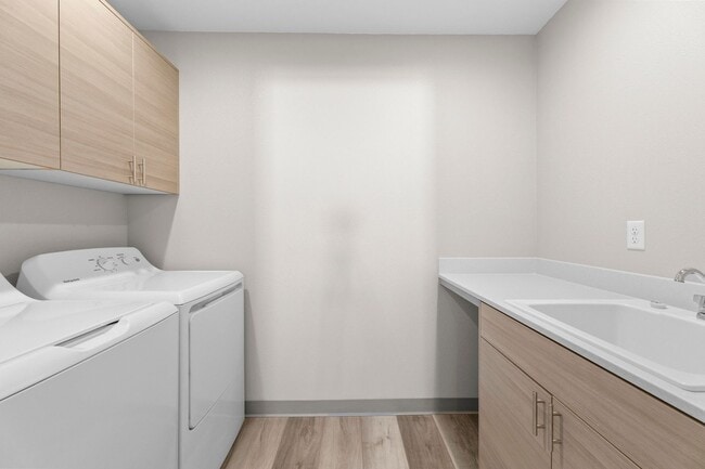 Building Photo - Zero-step Valley Duplex for rent!