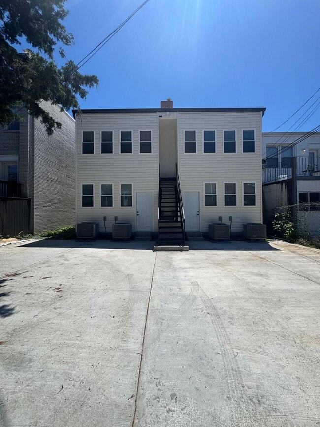 Building Photo - 1318 Holbrook St NE