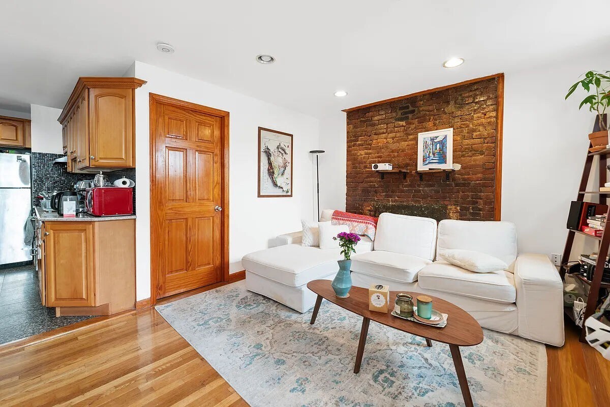 Building Photo - 540 E 14th St