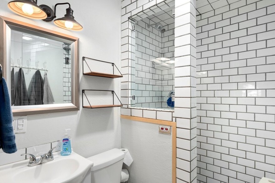 Building Photo - 402 4th St