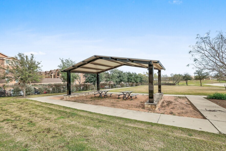 Building Photo - 525 N Heatherwilde Blvd