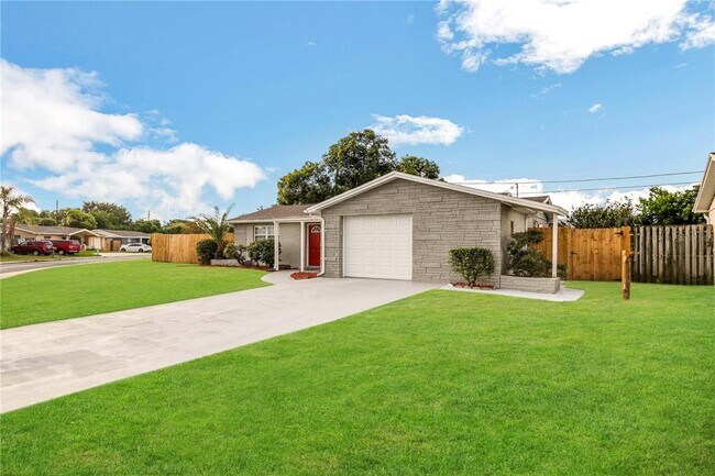 Building Photo - 1415 Classic Dr