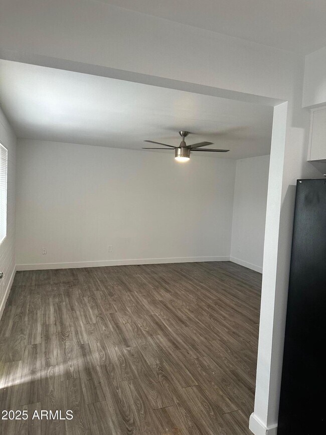 Building Photo - 3219 E Earll Dr