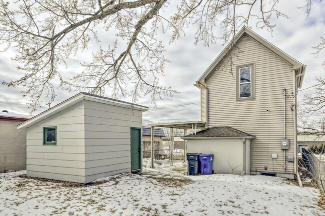 Building Photo - 610 Fairview Ave N