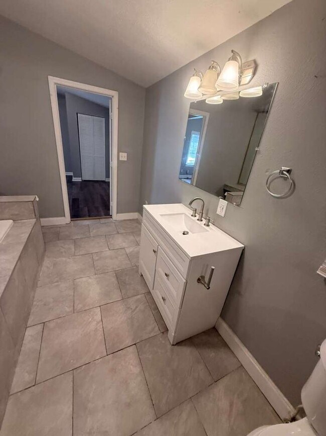 Building Photo - Updated 4/2 Ready for Immediate Move-In