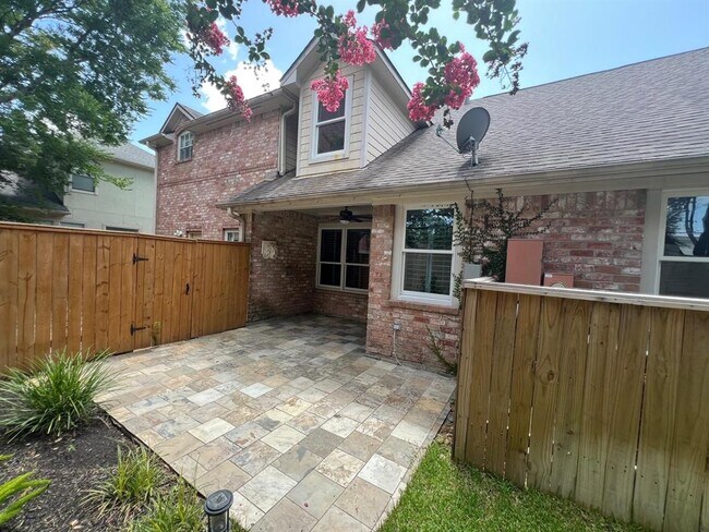 Building Photo - 1155 Enclave Square E