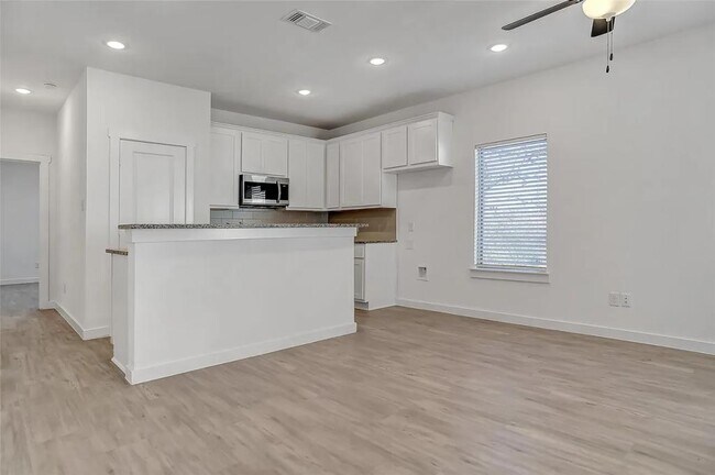 Building Photo - 1221 Bells Dr