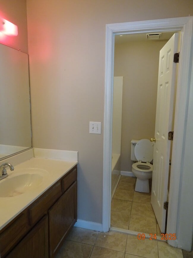 Building Photo - 3 Bedrooms, 2.5 Bathrooms Townhouse Rental