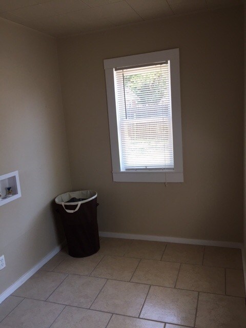 Building Photo - Huge Updated 4 Bedroom/2 Bath/2 Living Room House close to TTU - Available AUGUST