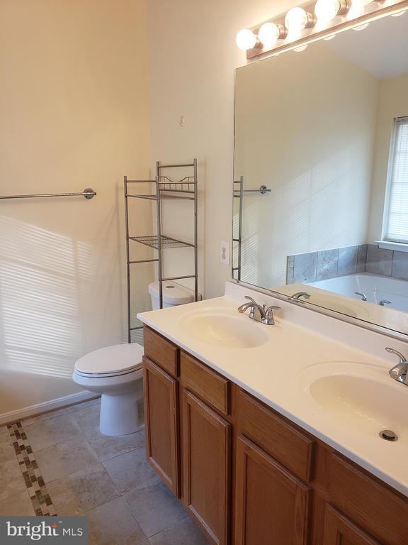 Building Photo - 2102 Racquet Pl