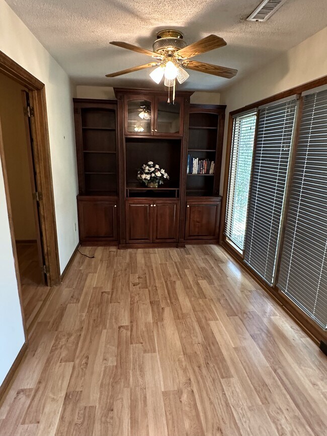 Building Photo - 131 Phil Ct