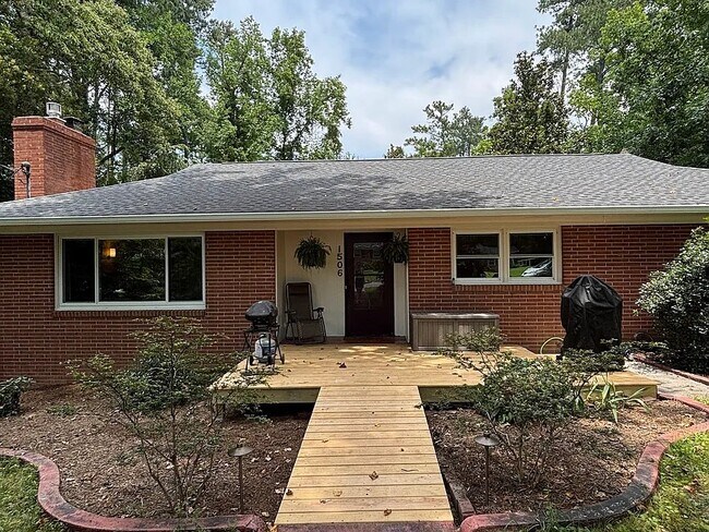 Building Photo - 1506 Southwood Dr