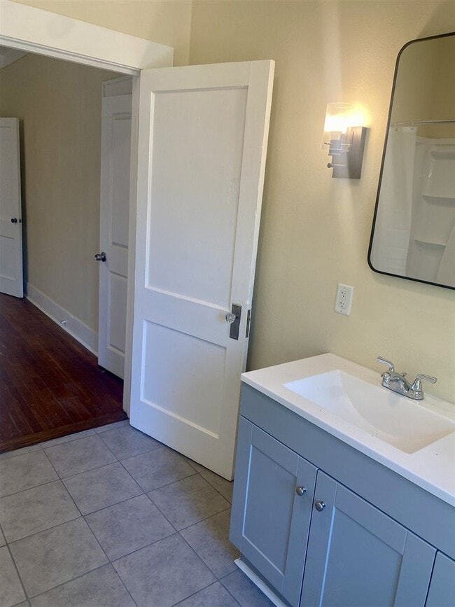 Building Photo - Restored 3 br 2 ba Craftsman style Home fo...