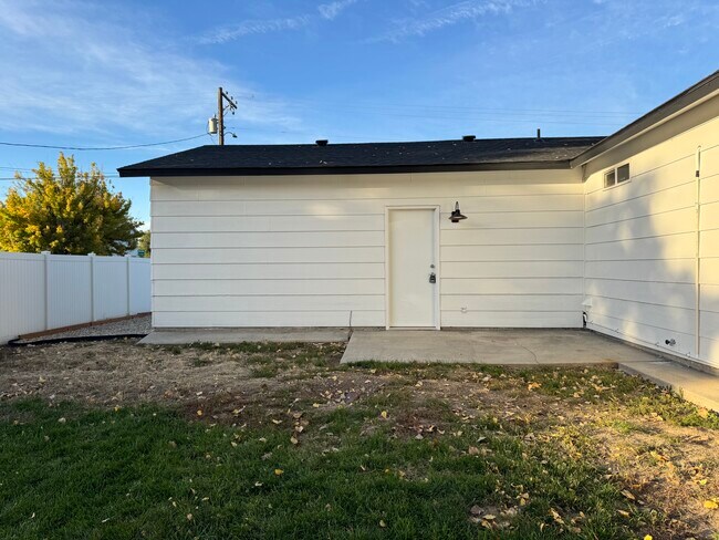 Building Photo - 903 Sunny Ln