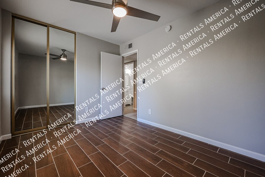 Building Photo - 3333 S Parkside Dr
