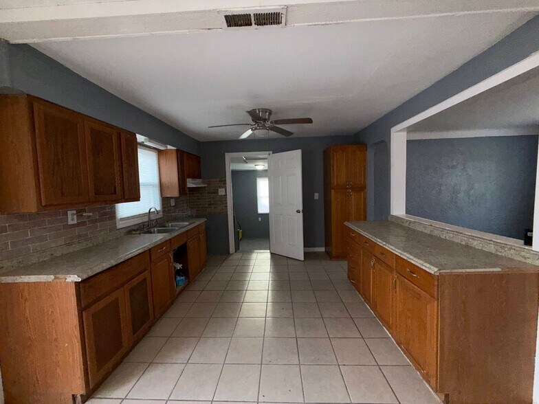 Building Photo - 804 Otto St