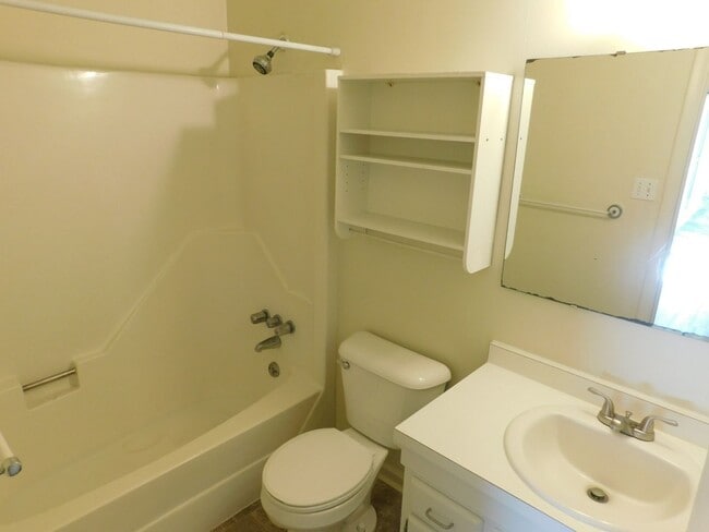 Building Photo - Home located in the heart of Havelock!