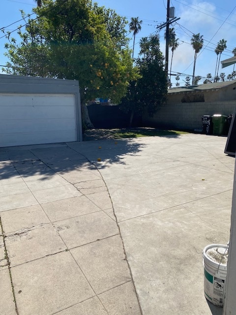 Parking Area - 5426 S Van Ness Ave