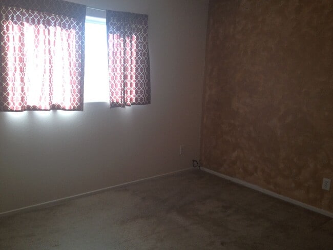 Building Photo - 3 Bed/2.5 bath. All Tile Downstairs. Open Great Room floor plan.