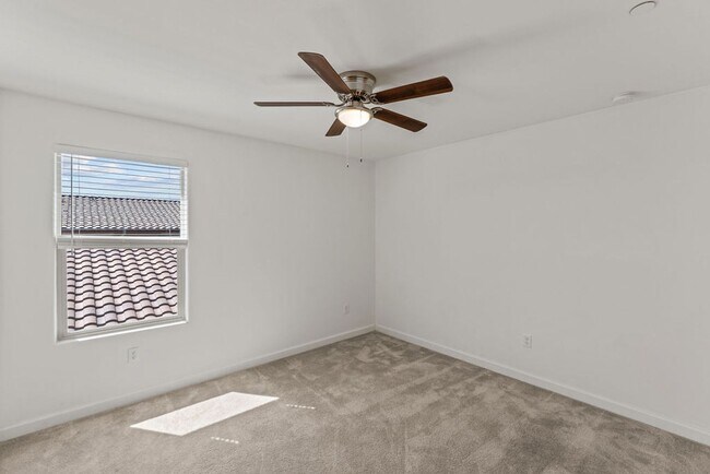 Building Photo - 4 Bedroom 2.5 Bathroom