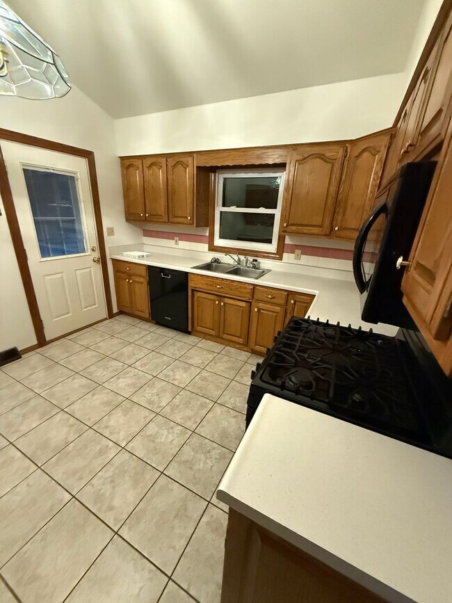 Building Photo - FOR RENT! Spacious 3-Bedroom Home with Garage & Large Yard – Davenport, IA