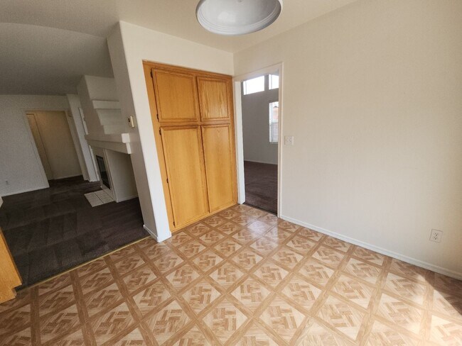 Building Photo - Two story in well established Las Vegas neighborhood