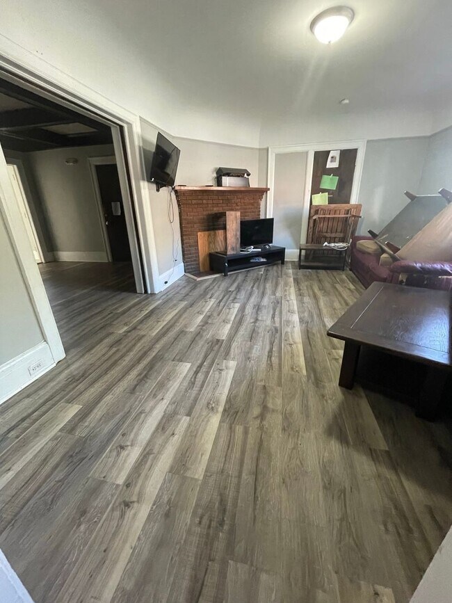 Building Photo - 725 Church St