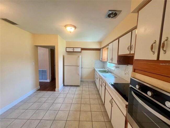 Building Photo - 6700 17th Ln N