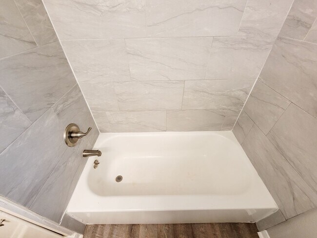 Building Photo - BEAUTIFUL REMODELED 3 BEDOOM LEASE HOME