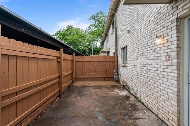 Building Photo - 5802 Belmoor Dr