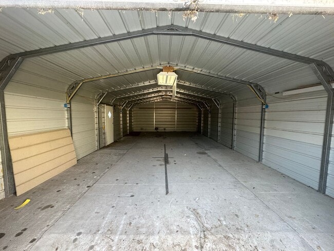Building Photo - One bedroom, One bathroom front/back duplex. Pet Friendly! Located in Scottsbluff!